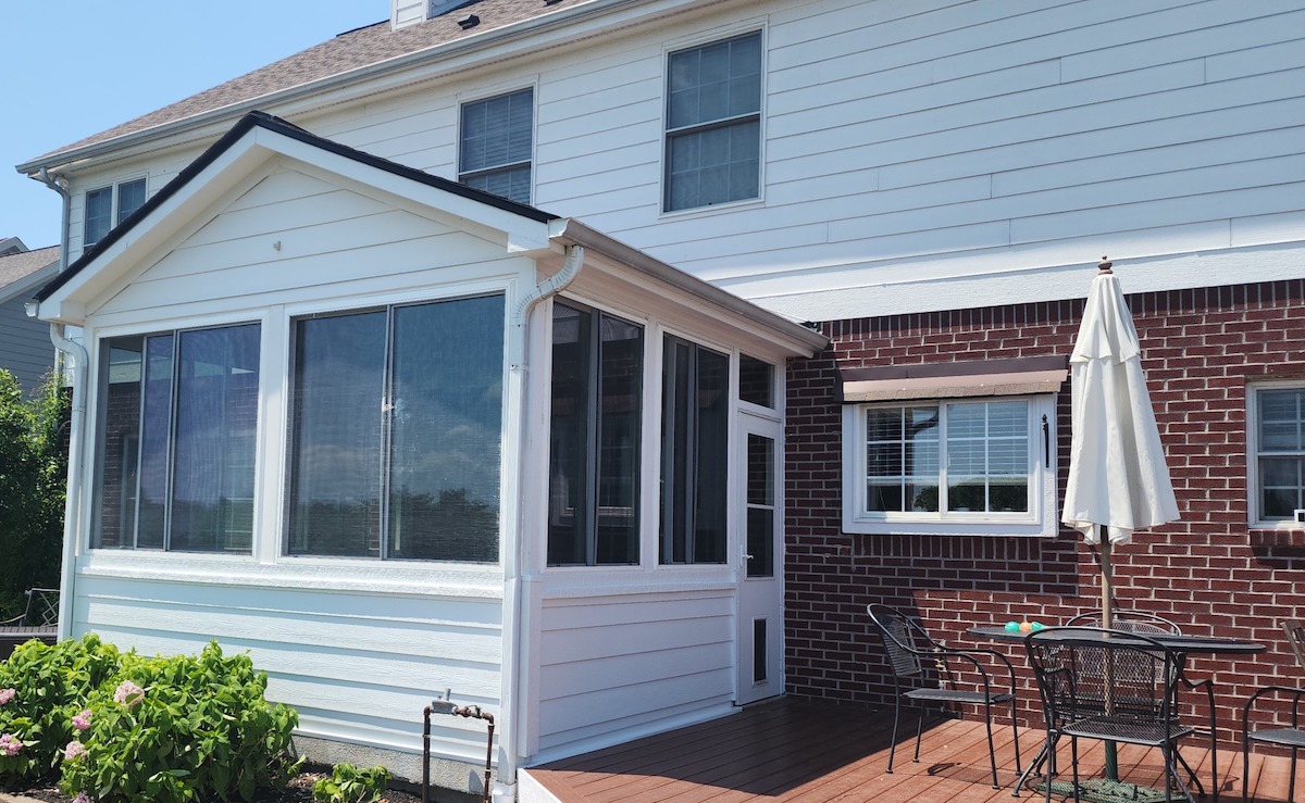 White James Hardie siding on a home in Noblesville, IN